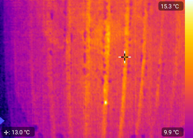 Einblick mit der Thermobildkamera in einen Bienenstock. Als gelber Punkt gut zu erkennen ist eine sog. Heizerbiene.