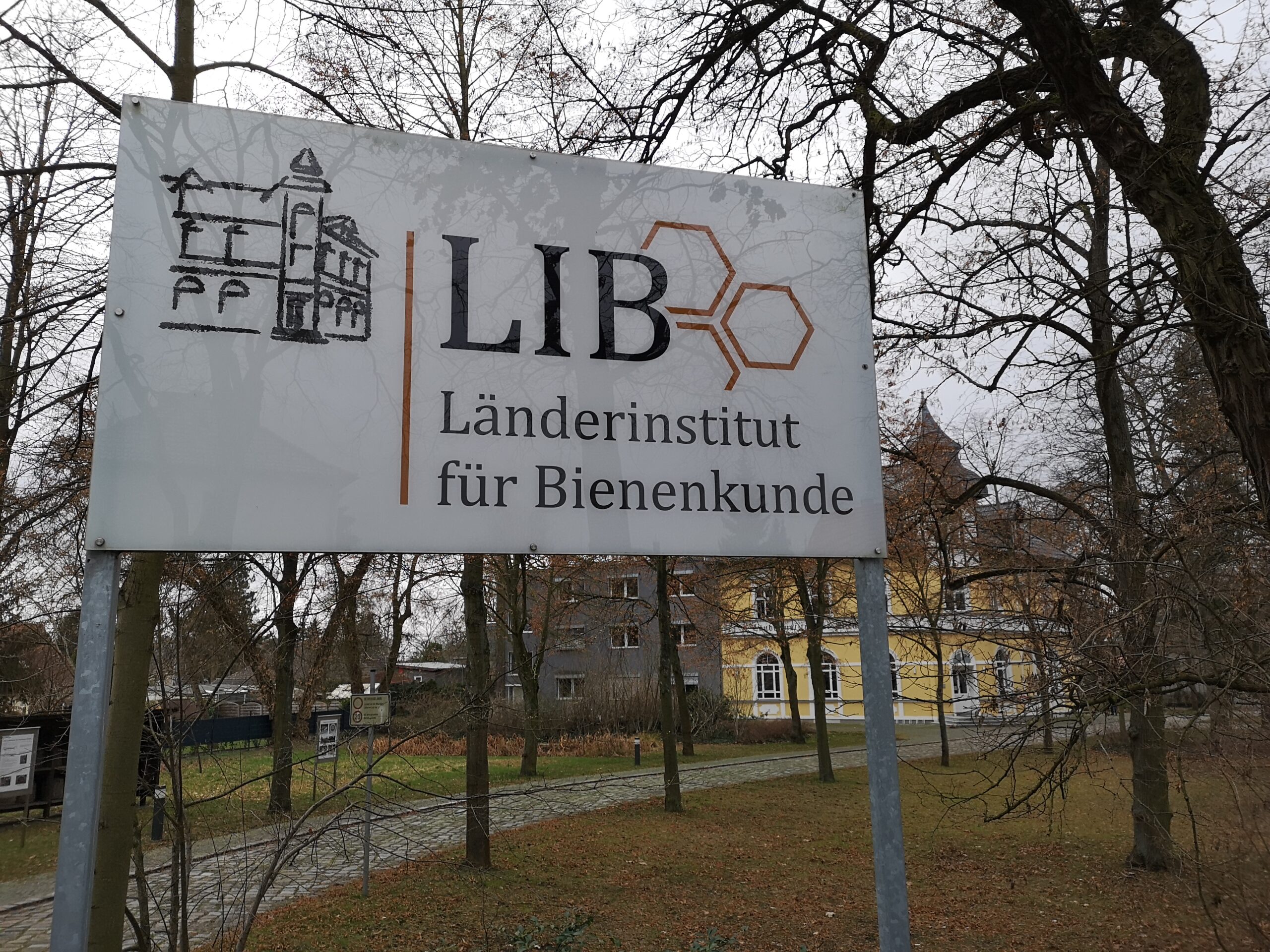 Eingang zum Länderinstitut für Bienenkunde Hohen Neuendorf